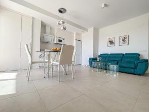 Hola Blanca - Sea, Golf, Chill