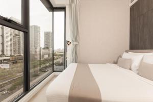 Blue Fingers Lumiere Riverside