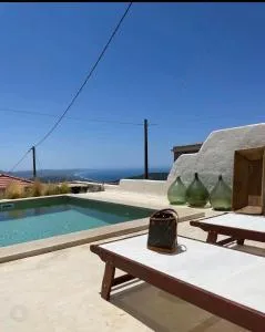 MOM'S RETREAT - Monólithos