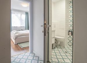 Cozy Apartment Overlooking The Park