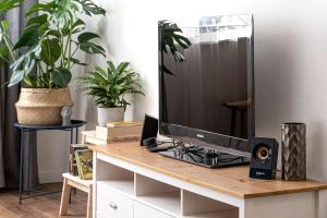 Cozy Apartment Overlooking The Park