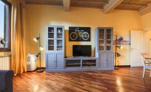 Apartments Florence- Dantes View-Piazza Santa Croce in the heart of Florence