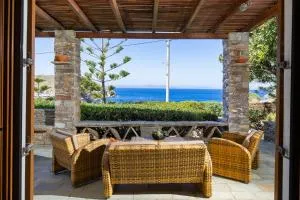 Villa Mirsini, a 3 minute walk from 2 beaches - Vourkari