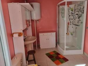 Maisons de vacances Maison avec jardin clos et barbecue a Vendat : photos des chambres