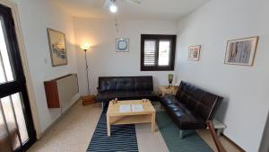 Seaside 2BR Apartment 30m from Sea & Free Parking