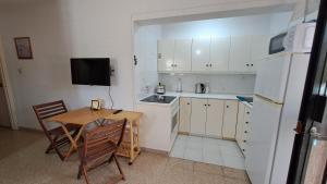 Seaside 2BR Apartment 30m from Sea & Free Parking