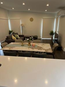 KozyGuru Greenvale 5 Bedroom Holiday Home