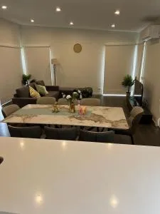 KozyGuru Greenvale 5 Bedroom Holiday Home - Strath Creek