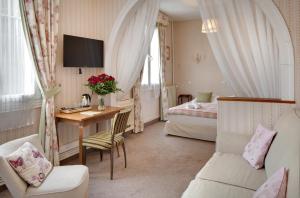 Hotels Hotel La Roseraie : photos des chambres