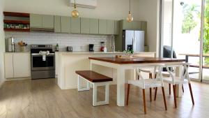 Casa Arribada- Bright 4Br House 5-min walk to Beach, Pool, BBQ