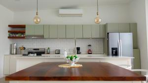 Casa Arribada- Bright 4Br House 5-min walk to Beach, Pool, BBQ