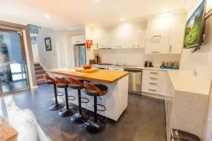 Snowcreek 2 Alpine Chalet, Private Garage - Corryong