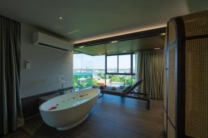 Phòng Deluxe Giường Đôi Có Ban Công (Deluxe Double Room with Balcony)