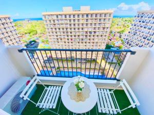 Cozy Condo near Airport with Pool and Ocean View