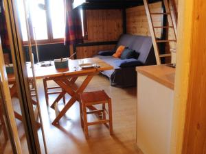 Appartements Studio cosy en front de neige a Risoul 1850, acces direct aux pistes et commodites, 2 couchages - FR-1-330-493 : photos des chambres
