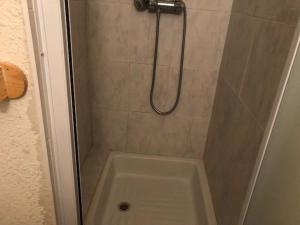 Appartements Studio cosy en front de neige a Risoul 1850, acces direct aux pistes et commodites, 2 couchages - FR-1-330-493 : photos des chambres