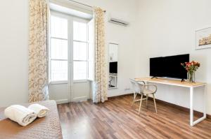 GuestHost - Central Station Modern Apartment with Balconies x8