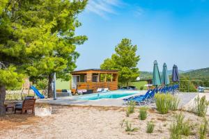 Cozy and Chic Little House with Pool Ivinj-1 Vodice - 3hvězdičkové hotely ve městě Tisno
