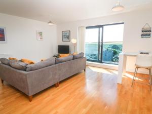 Newquay, Beach Charm and Town Vibes with Parking