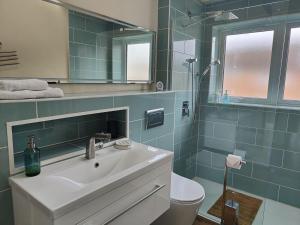 Clifton House O2 & Excel Rooms with private bathroom and Breakfast option