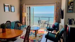 Seascape - 2 bedroom flat with panoramic sea views - Hollington