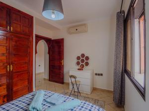 Family Illuminated Apartment With Pool