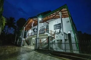 The KANDY DOWNTOWN Maroon House - Uduwawala