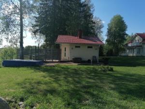 Viihtyisä saunamökki päärakennuksen takana, oma rauha