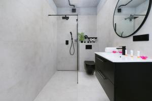 Ogrodowa Apartment Near Old Town by Noclegi Renters