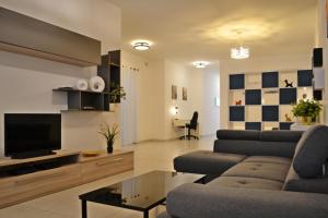 Boutique Ivy Rose 2-Bed Home, Heart of Marsaxlokk