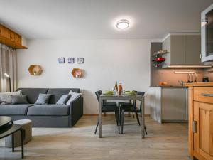 Apartment Eaux-Vives 213 by Interhome