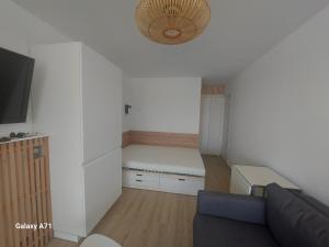 Studio vue port à 50m plage