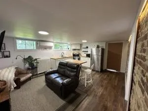 STAY IN SARNIA - Milne Mansion - Souterrain Apartment - Point Edward