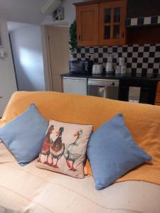 Eddies Thatched Roadside Cottage