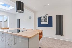 Beautiful House - Sleeps up to 7 - Free Parking, Fast Wifi and Smart TV by Yoko Property