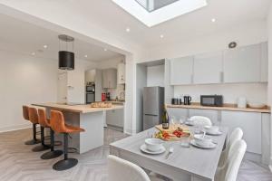 Beautiful House - Sleeps up to 7 - Free Parking, Fast Wifi and Smart TV by Yoko Property