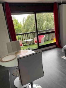 Appartements La Fregate -studio lumineux et verdoyant : photos des chambres