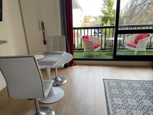 Appartements La Fregate -studio lumineux et verdoyant : photos des chambres