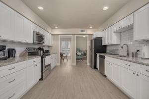 Heart of Dallas - Mansion with Backyard Pool Oasis