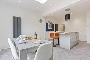 Beautiful House - Sleeps up to 7 - Free Parking, Fast Wifi and Smart TV by Yoko Property