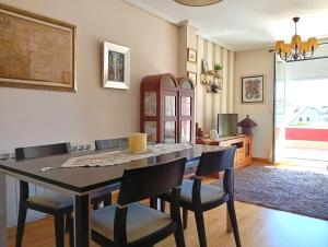 3 Bed Flat - Sleeps 6 - Pool - Garden - Parking