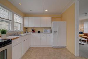 Fully fenced yard and minutes to bayside beaches