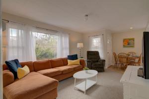 Fully fenced yard and minutes to bayside beaches