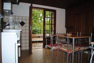 Maisons de vacances Maison chaleureuse en Pays-de-Belves avec terrasse et jardin : photos des chambres
