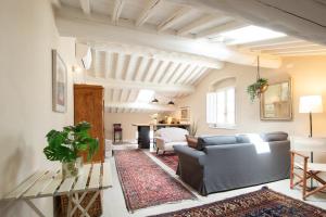 Casa Cantore Close to the Walls