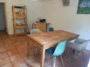 Maisons de vacances Maison medievale avec jardin dans charmant village : photos des chambres