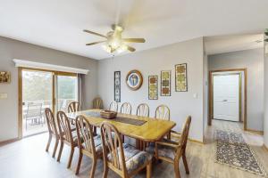 4 Bed 4 Bath Vacation home in Mineral