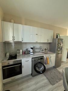 Modern, Cute and Comfy Apartment - FREE PRIVATE PARKING