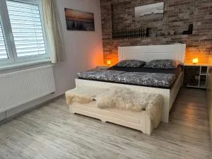 Apartmán s garáží a balkónem - Tlučná