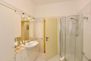 Superior 2 bed apt AC Parking WiFi - Sirolo centro